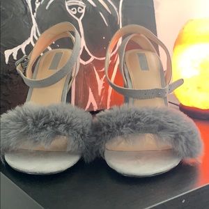 Block heels with faux fur